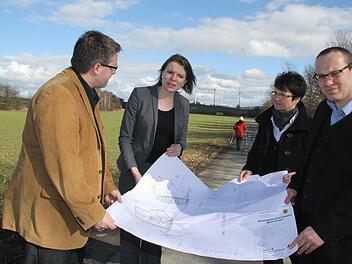 Die CSU-Gemeinderatsfraktion trifft sich mit Emmi Zeulner an der Autobahnausfahrt, um ihr vor Ort den Verlauf der Gleichstromtrasse zu zeigen: Der Ausweichkorridor würde in Marktschorgast direkt durch das geplante Industriegebiet führen und ein Filetgrundstück mit direktem Autobahnanschluss unvermarktbar machen, befürchten Marc Benker, Monika Müller und Ronny Metzner. Fotos: Sonja Adam