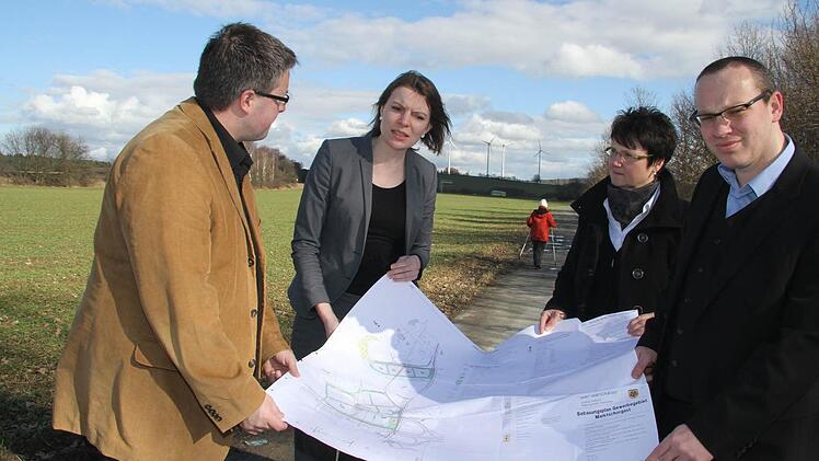 Die CSU-Gemeinderatsfraktion trifft sich mit Emmi Zeulner an der Autobahnausfahrt, um ihr vor Ort den Verlauf der Gleichstromtrasse zu zeigen: Der Ausweichkorridor würde in Marktschorgast direkt durch das geplante Industriegebiet führen und ein Filetgrundstück mit direktem Autobahnanschluss unvermarktbar machen, befürchten Marc Benker, Monika Müller und Ronny Metzner. Fotos: Sonja Adam