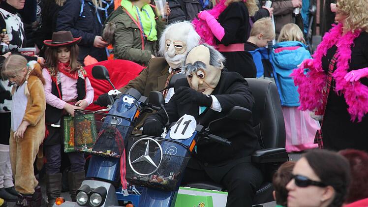 Muppet Show: Statler und Waldorf auf Elektroscootern.