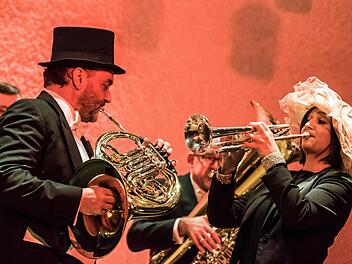 Trompeterin Elisabeth Fessler als Eliza Doolittle Hornist Andreas Binder als Professor Higgins. Foto: Jochen Berger