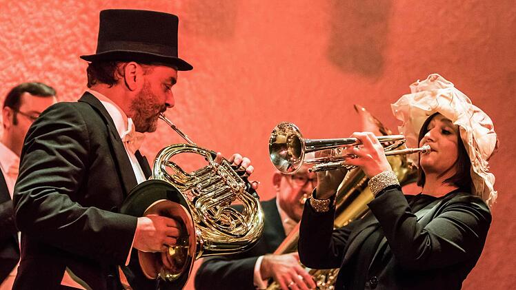 Trompeterin Elisabeth Fessler als Eliza Doolittle Hornist Andreas Binder als Professor Higgins. Foto: Jochen Berger