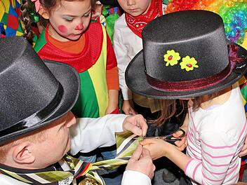 Als Trophäe konnte Luisa ein großes Stück von der Krawatte des Maßbacher Bürgermeisters Matthias Klement mitnehmen.  Foto: Dieter Britz