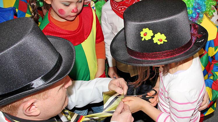 Als Trophäe konnte Luisa ein großes Stück von der Krawatte des Maßbacher Bürgermeisters Matthias Klement mitnehmen.  Foto: Dieter Britz