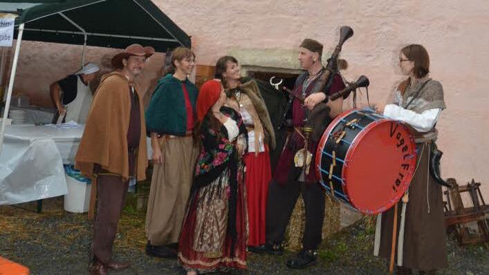 Mittelalterliche Stimmung zu Musik und Tanz im herrlichen Ambiente der Rothmühle ließen Vogelfrei und die Varischa-Bauchtanzgruppe aufkommen. Foto: K.- H. Hofmann