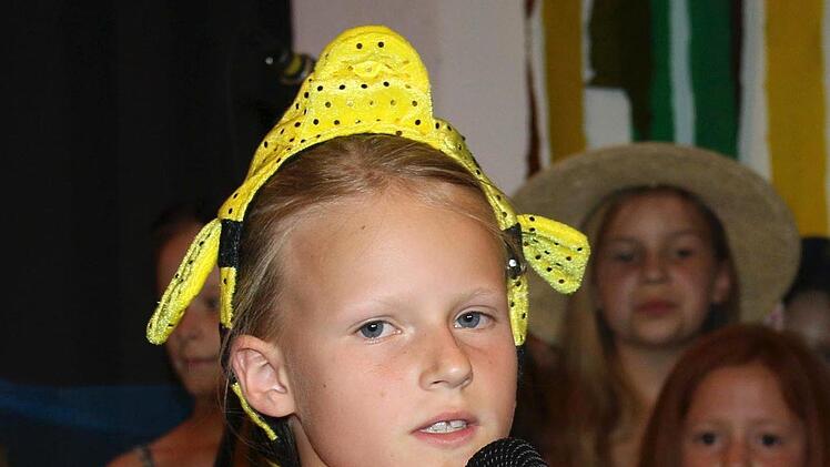 Wunderschöne Kinderstimmen sangen die Solostücke. Hier Angeline Tschiggfrey beim Lied über die Fische im Baggersee.