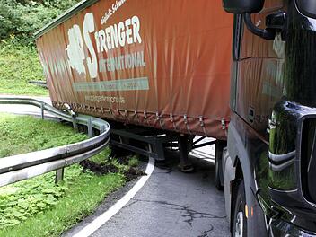 Der Fahrer hat 25 Tonnen Bretter bei einem Sägewerk in Wallenfels abgeholt und wollte Richtung Hof fahren.  Fotos: Michael Wunder