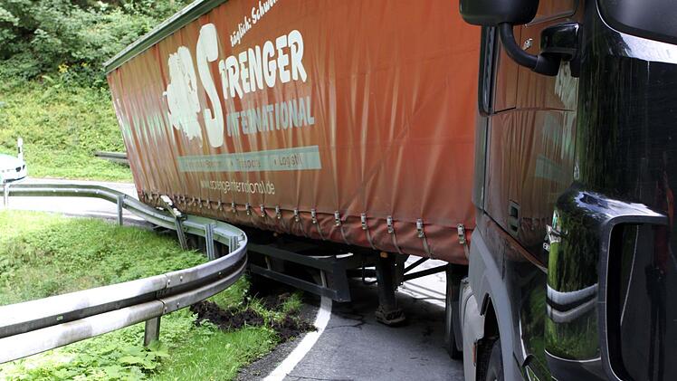 Der Fahrer hat 25 Tonnen Bretter bei einem Sägewerk in Wallenfels abgeholt und wollte Richtung Hof fahren.  Fotos: Michael Wunder