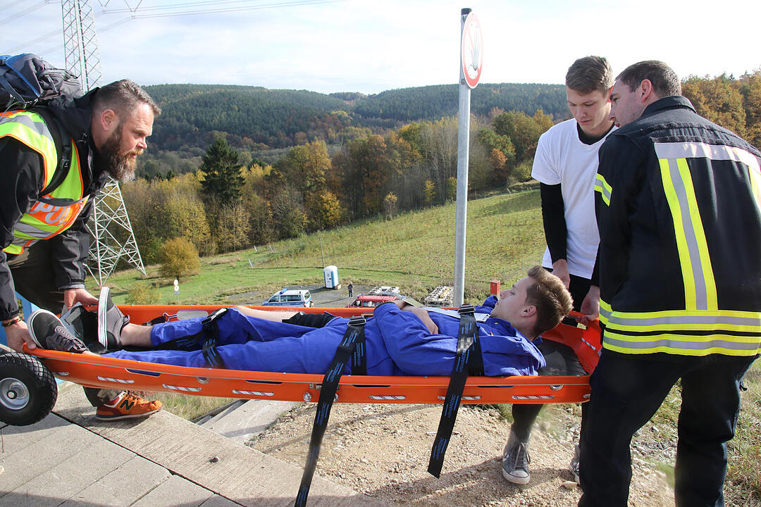 Coburg: Üben für den Ernstfall – Rettungskräfte und Statisten stellen ICE-Katastrophe nach