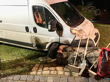 Ein Stein bremste die Fahrt des TRansporters über den Kreisel. Foto: Oliver Geyer