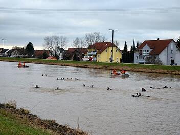Auf dem Main-Donau-Kanal ziehen die Rettungsschwimmer der DLRG Hirschaid ihre Bahnen.  Fotos: Andrea Spörlein