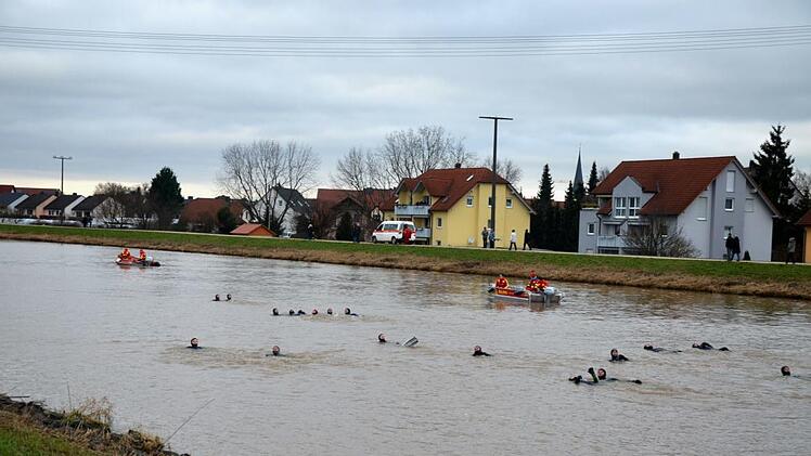 Auf dem Main-Donau-Kanal ziehen die Rettungsschwimmer der DLRG Hirschaid ihre Bahnen.  Fotos: Andrea Spörlein
