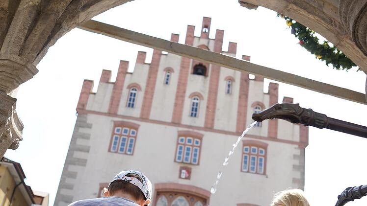Der Umbau des Rathauses und das nebenan geplante Bürgerhaus gehören zu den aktuellen Großprojekten der Stadt.  Foto: Arkadius Guzy