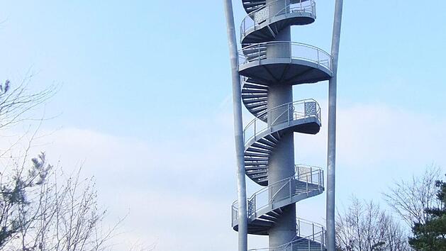 Ein Beispiel von vielen für die Architektouren am 24. und 25. Juni 2018: Neubau Aussichtsturm "Himmelsleiter" in Pottenstein. Architektur: Fischer Planen und Bauen, Feucht. Besichtigung mit Führungen: Samstag 13 bis 15, Sonntag 11 bis 15 Uhr.  Auch ein Kinderprogramm wird dort geboten. Der Turm liegt am Höhenwanderweg Hasenlochhöhle und ist nicht direkt anfahrbar, Parkplätze gibt es  in der Umgebung. Foto: Fischer Planen und  Bauen
