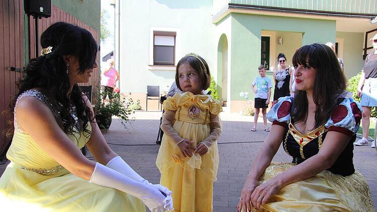 Prinzessin Belle und Schneewittchen gratulieren zum Geburtstag. Gudrum Klopf