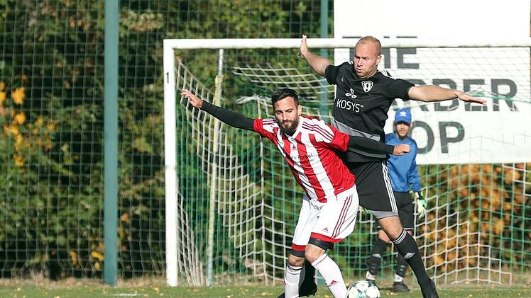Synchron bewegen sich hier Niederf&uuml;llbachs Marcel Wenzel (schwarzes Trikot) und der W&uuml;stenahorner Patrick D&uuml;sel. Spielerisch hatte die TSG klar die Nase vorn und gewann verdient mit 3:0.  Foto: Timo Geldner
