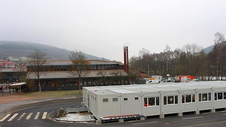 Die Container auf dem Vorplatz des Schulzentrums beherbergen für zwei Jahre Schulklassen. Foto: Julia Raab