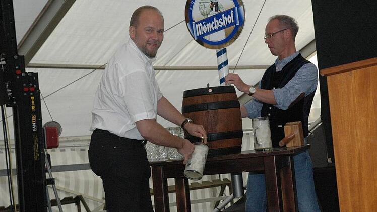 Der Ebersdorfer Bürgermeister Bernd Reisenweber (links) zapfte das Jubiläumsbier erfolgreich an. Stefan Kopp von der Kulmbacher Brauerei stand ihm zur Seite. Foto: Edwin Meißinger