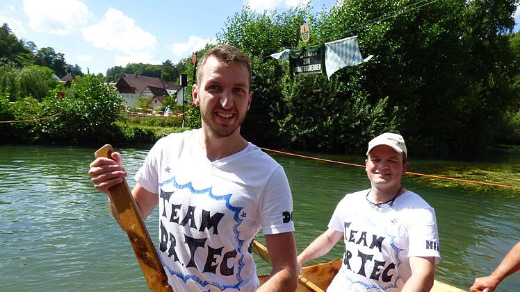Das Team "Dr. Tec" hat sich T-Shirts für das Brühtrogrennen  machen lassen. Hinter dem Team stecken der Doktor der Chemie , Matthias Regus (l.) aus Neudorf in der Marktgemeinde Wiesenttal, und der  Techniker Dominik Dorsch aus Stücht.  Foto: Thomas Weichert