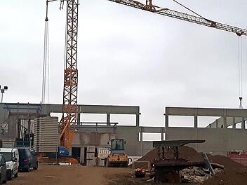 Der Bau der neuen Doppelsporthalle mit Kosten von insgesamt 5,5 Millionen Euro ist eines der Projekte, die den Haushalt der Gemeinde in den kommenden Jahren besonders belasten werden. Foto: Werner Höchstetter
