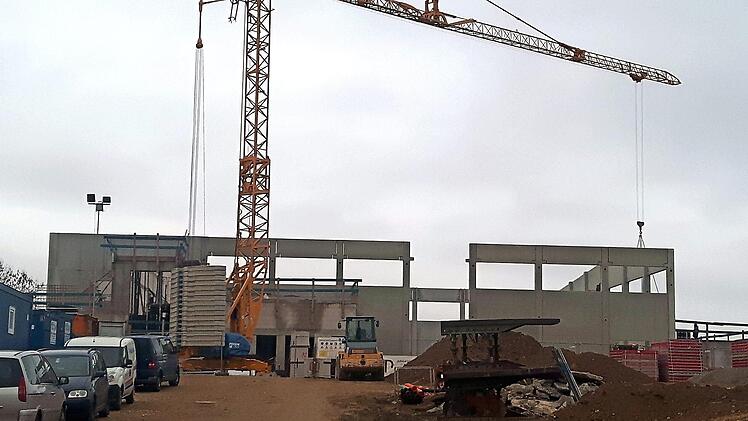 Der Bau der neuen Doppelsporthalle mit Kosten von insgesamt 5,5 Millionen Euro ist eines der Projekte, die den Haushalt der Gemeinde in den kommenden Jahren besonders belasten werden. Foto: Werner Höchstetter