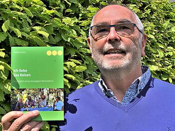 Autor Walter Kuhn (71) mit seinem Buch "Ich liebe das Reisen". Foto: Elisabeth Kuhn