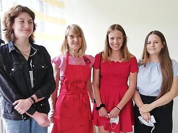 Edith Frank (2.v.l.) wurde vom Kollegium und ihren Schülerinnen (im Bild von links) Helena Allstedt, Linda Linke und Franziska Heinrichs herzlich verabschiedet.