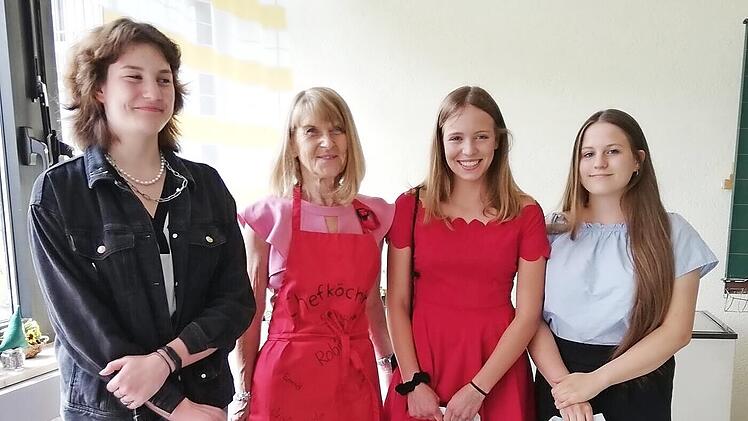Edith Frank (2.v.l.) wurde vom Kollegium und ihren Schülerinnen (im Bild von links) Helena Allstedt, Linda Linke und Franziska Heinrichs herzlich verabschiedet.