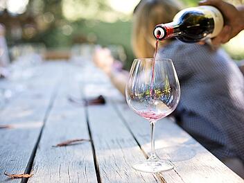 Auf dem Stein-Wein-Fest erwarten dich Wein, kulinarische Speisen und Musik.