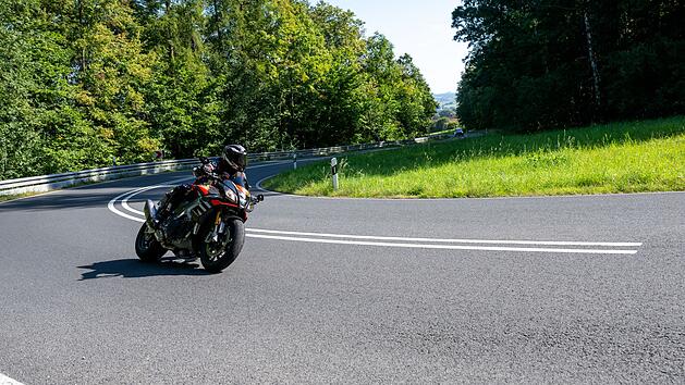 Kreis Forchheim: Biker (20) st&uuml;rzt und kracht gegen Leitplanke