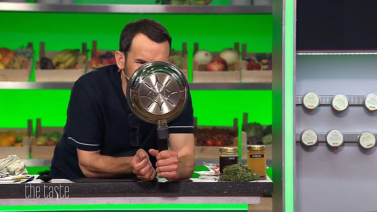 Pfanne, Pfanne, an der Wand: Steffen Henssler testet mit dem alten Märchenspruch, wer der beste "The Taste"-Koch im Land sein könnte. Die Antwort? Na klar!