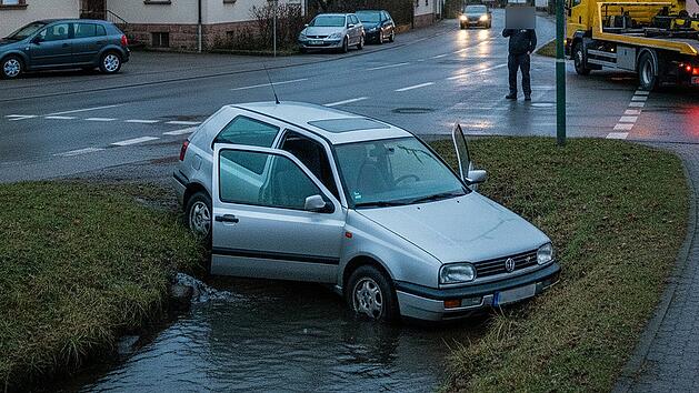 Kurioser Unfall in Wettelsheim: Autofahrerin (89) landet im Bach