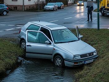 Kurioser Unfall in Wettelsheim: Autofahrerin (89) landet im Bach