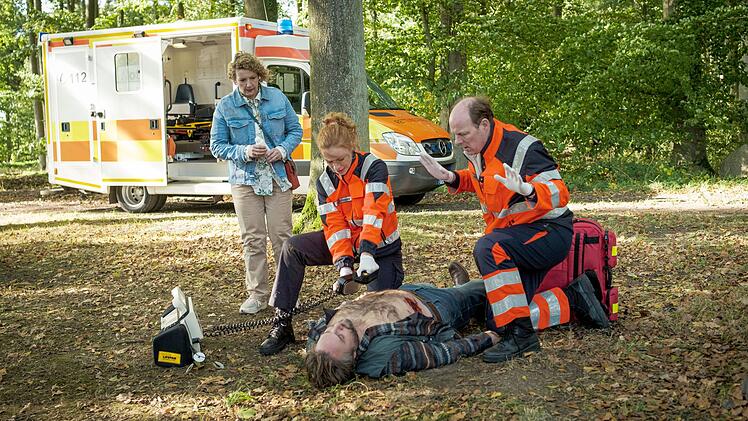Jule (Marleen Lohse, zweite von links) und Bestatter T&ouml;teberg (Stephan A. Tolle) haben ihren ersten Einsatz als Rettungssanit&auml;ter, nachdem Bine Pufal (Victoria Fleer) die leblosen Menschen gefunden hat. Allerdings komen sie zu sp&auml;t.