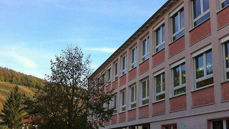 Große, helle, leere Räume warten in der Ramsthaler Schule darauf, mit neuem Leben erfüllt zu werden. Ein Dutzend Künstler wollen das Gebäude zum Künstlerhaus umfunktionieren. Sie können sich dort eine Verbindung von Wein und Kunst vorstellen, aber gleichzeitig auch ein gastronomisches Angebot und Tagungsräume. Foto: Andreas Lomb