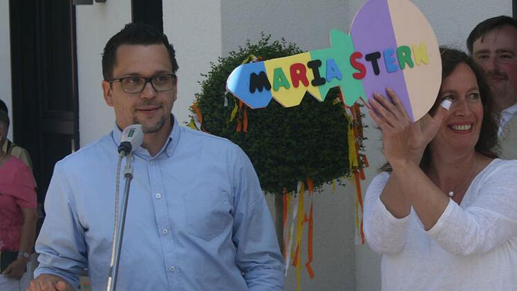 Architekt Stefan Scharf übergibt den Schlüssel an Kirstin Scherner vom Elisabethen-Verein.