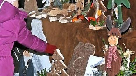 Schöne weihnachtliche Dinge gehören zum Sortiment des Hobby- und Künstlermarktes, den die Feuerwehr organisiert. Archivbild: Gegel