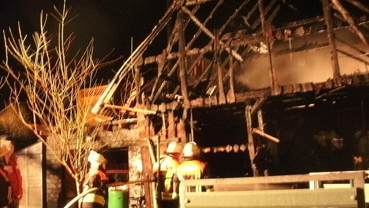 Feuerwehrleute beim Löscheinsatz in Steinwiesen Fotos: Friedwald Schedel