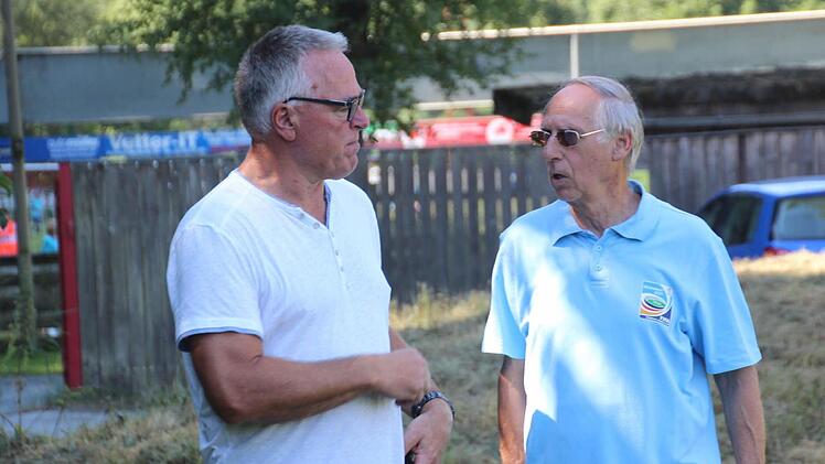 Wolfgang Mahr (links) hatte für Organisationsleiter Lorenz Richter 70 Freikarten für das Spiel der SpVgg Bayreuth am Freitag mitgebracht.