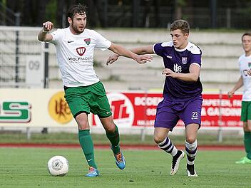 Kein Angebot über 950 000 Euro, und daher natürlich auch kein Wechsel in die dritte englische Liga: Tom Jäckel (l.) spielt auch weiterhin für den 1. FC Schweinfurt 05 in der Fußball-Regionalliga. Foto: sportpress