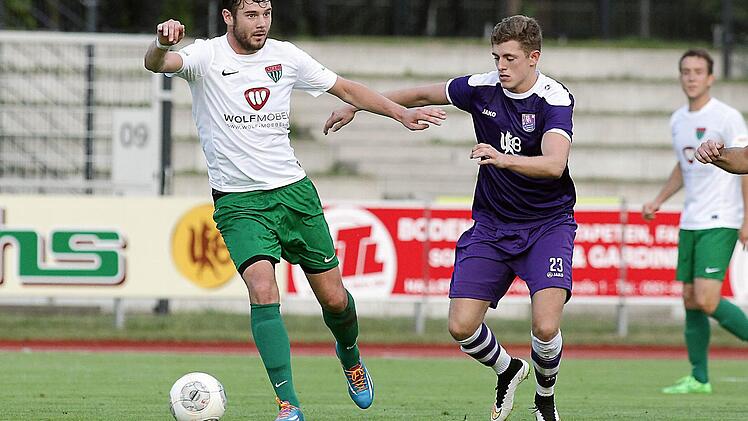 Kein Angebot über 950 000 Euro, und daher natürlich auch kein Wechsel in die dritte englische Liga: Tom Jäckel (l.) spielt auch weiterhin für den 1. FC Schweinfurt 05 in der Fußball-Regionalliga. Foto: sportpress