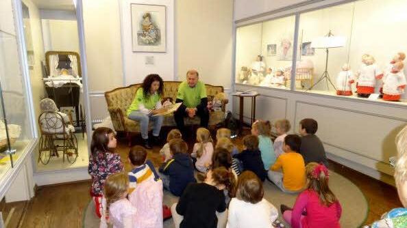 Güliz Celik und Dieter Ritz lasen im Puppenmuseum vor. Foto: Sonja Erdel