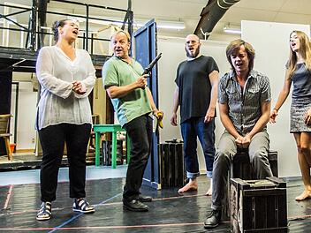 Probenszene aus "Die Schatzinsel" (Nicole Sippel, Niklaus Scheibli, Thorsten Köhler, Benjamin Hübner und Maja Lehrer)Foto: Jochen Berger