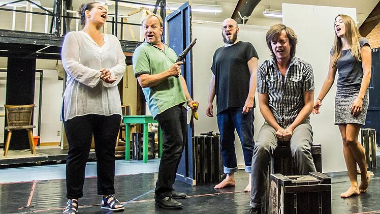 Probenszene aus "Die Schatzinsel" (Nicole Sippel, Niklaus Scheibli, Thorsten Köhler, Benjamin Hübner und Maja Lehrer)Foto: Jochen Berger