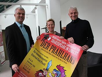 Sie sind stolz auf ihren Shakespeare in Ludschter Dialekt: Im Bild von links: Bürgermeister Timo Ehrhardt, Manja Hünlein und Intendant Daniel Leistner,  stellen das erste Plakat "Der Prahlhans" vor.Veronika Schadeck