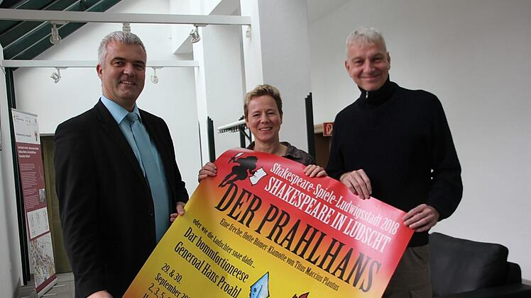 Sie sind stolz auf ihren Shakespeare in Ludschter Dialekt: Im Bild von links: Bürgermeister Timo Ehrhardt, Manja Hünlein und Intendant Daniel Leistner,  stellen das erste Plakat "Der Prahlhans" vor.Veronika Schadeck