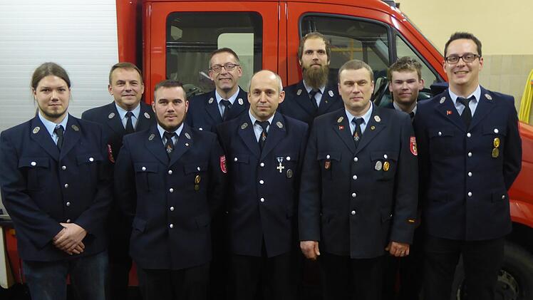 Die F&uuml;hrung der Feuerwehr und des Feuerwehrvereins Roth bilden von links Sven-Lukas Fechler, Andreas Witke, Christian Ke&szlig;ler, Timo Hildmann, Robert Koch, Daniel Schmitt, J&ouml;rg Marschner, Nico Marschner und Thomas Wehner. Sie wird durch die nicht abgebildeten Andreas Alles und Philipp Schmitt komplettiert. Holger Tillmann