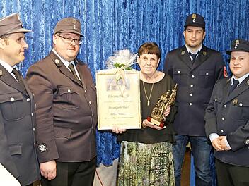 Bei der Ehrung (v. l.): zweiter Kommandant Stefan Rehm, Vorsitzender Bernd Vogel, Jubilarin Gurli Vogel, Kommandant Fabian Duddeck, Zweiter Vorsitzender Michael Meister  Foto: Franz Galster