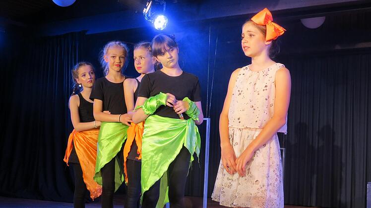 Alice redet mit der Raupe.Doris Bauer