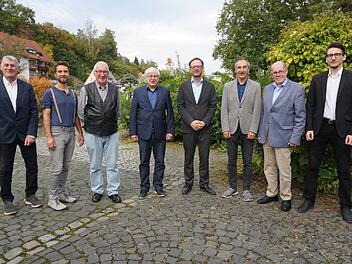 Der Valentin-Eduard-Becker-Komponisten-Preis der Stadt Bad Brückenau wurde ausgelobt. Das Bild zeigt die Fachjury und die Organisatoren (von links): Jürgen Pfister (stellvertretender Bürgermeister der Stadt Bad Brückenau), Christoph Hiller, Walter Neumann,  Friedhelm Brusniak, Gerald Fink, Erhard Schumm, Bert Eerden und Jan Marberg (Kulturamtsleiter der Stadt Bad Brückenau). Foto: Marion Eckert