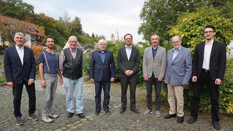 Der Valentin-Eduard-Becker-Komponisten-Preis der Stadt Bad Brückenau wurde ausgelobt. Das Bild zeigt die Fachjury und die Organisatoren (von links): Jürgen Pfister (stellvertretender Bürgermeister der Stadt Bad Brückenau), Christoph Hiller, Walter Neumann,  Friedhelm Brusniak, Gerald Fink, Erhard Schumm, Bert Eerden und Jan Marberg (Kulturamtsleiter der Stadt Bad Brückenau). Foto: Marion Eckert